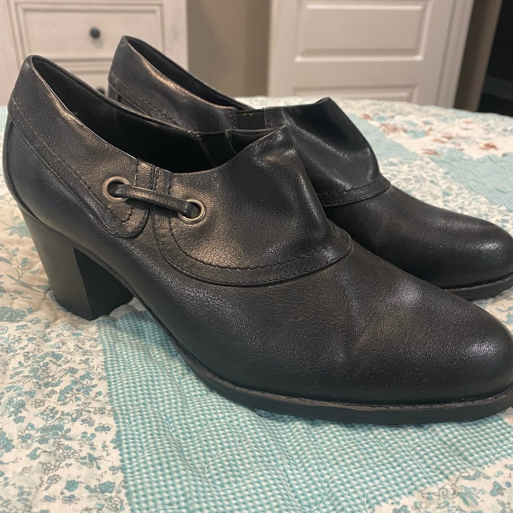 Like new woman’s black shoes - Yuu brand size 9